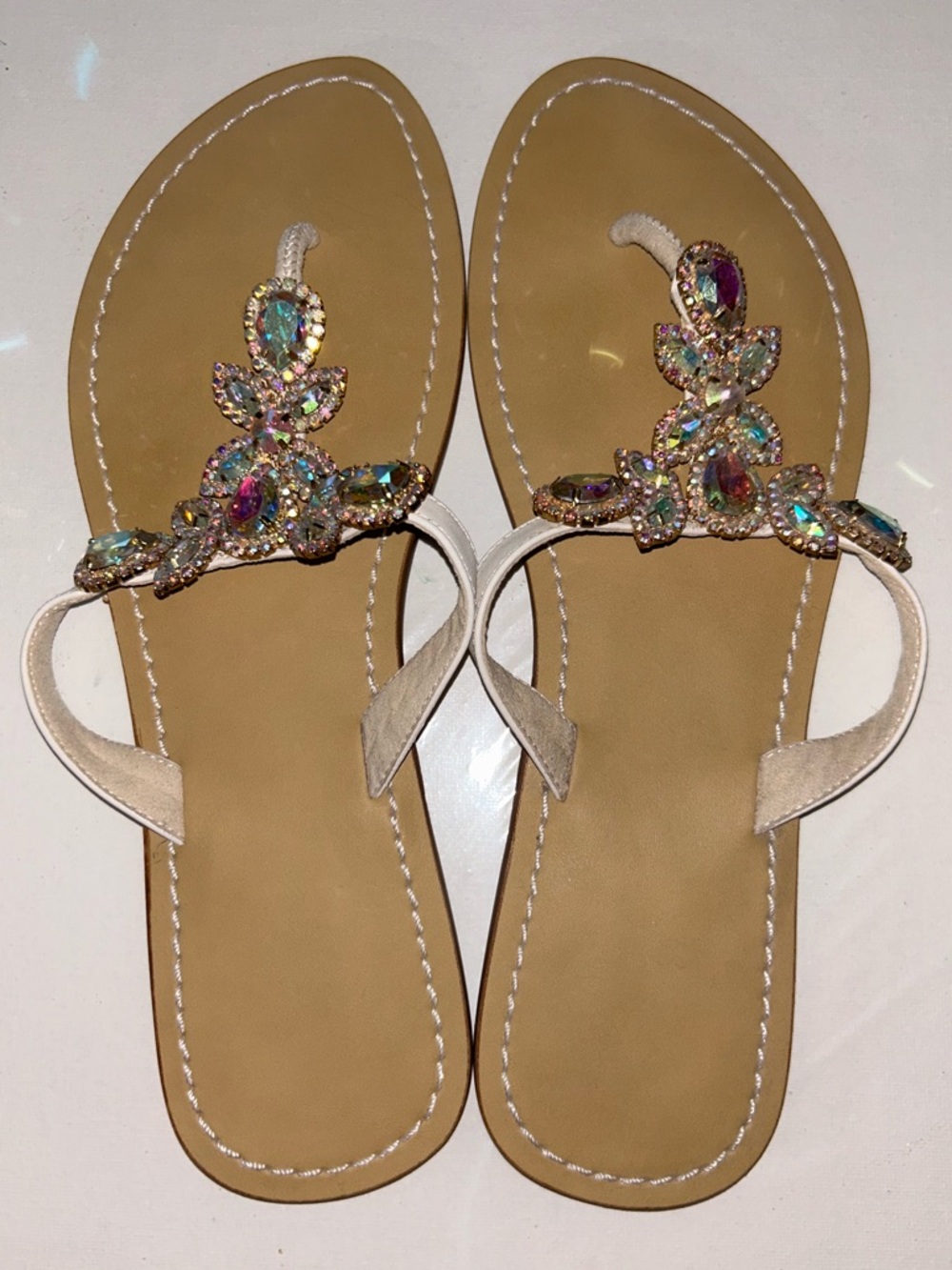 NWOB Hinyyrin Woman’s Summer Embellished Rhinestone Jeweled Flat Sandal